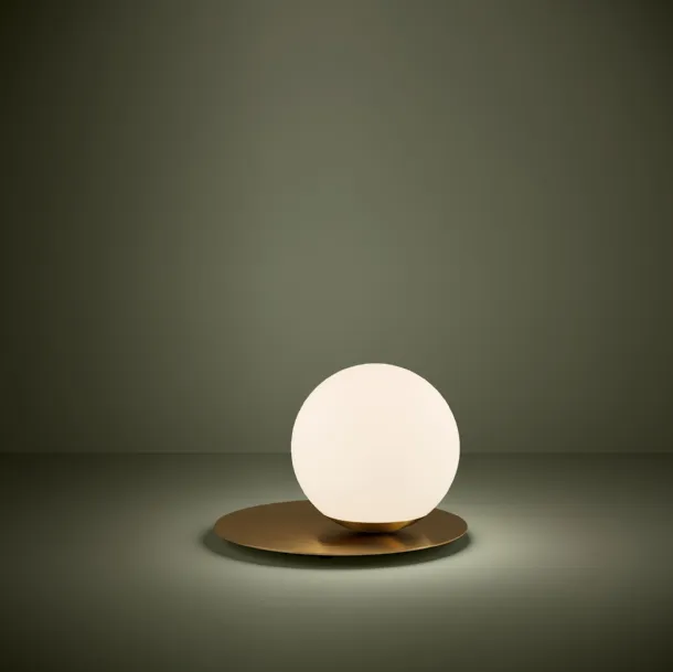 Lampada da tavolo Arenales in vetro opale Bianco opaco con base in acciaio finitura ottone spazzolato di Eglo