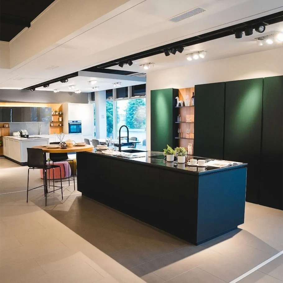 Cucina Moderna Ariatech con colonne di Forma Cucine