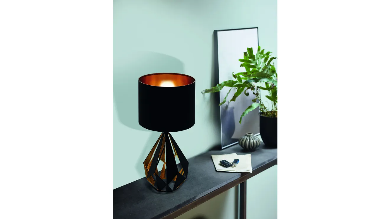 Lampada da tavolo in tessuto con base in metallo colore nero e rame Carlton 5 di Eglo