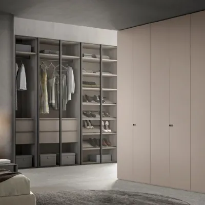 Armadio Atelier con anta battente Line in legno laccato e Crystal in vetro fumé di Adok