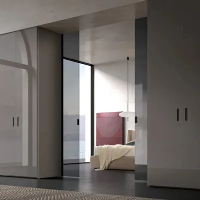 Armadio Atelier bifacciale con anta Fit realizzata in vetro laccato con finitura Fango e porta in vetro scorrevole di Adok