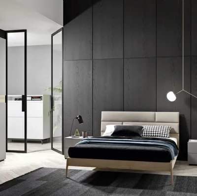Armadio con ante scorrevoli in laccato opaco con fascia decorativa orizzontale in legno e maniglia integrata Partition di Mab