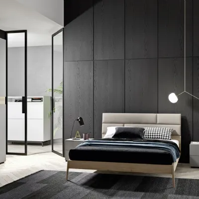 Armadio con ante scorrevoli in melaminico con fascia decorativa orizzontale in essenza legno Partition di Mab