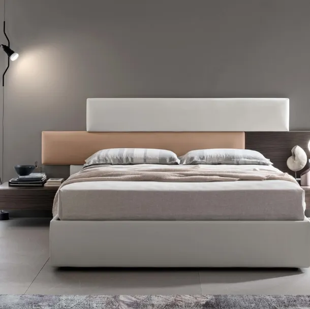 Letto con testiera sfalsata in ecopelle con comodino e luce integrati Bumpy di Maronese Acf