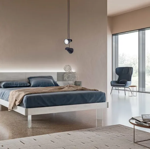 Letto con testiera GL01 Turca Puzzle finitura Calce Bianca e Grigia con piedi in plexiglass di Marka Total Living