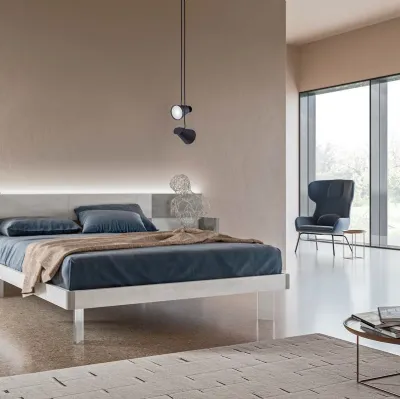 Letto con testiera GL01 Turca Puzzle finitura Calce Bianca e Grigia con piedi in plexiglass di Marka Total Living