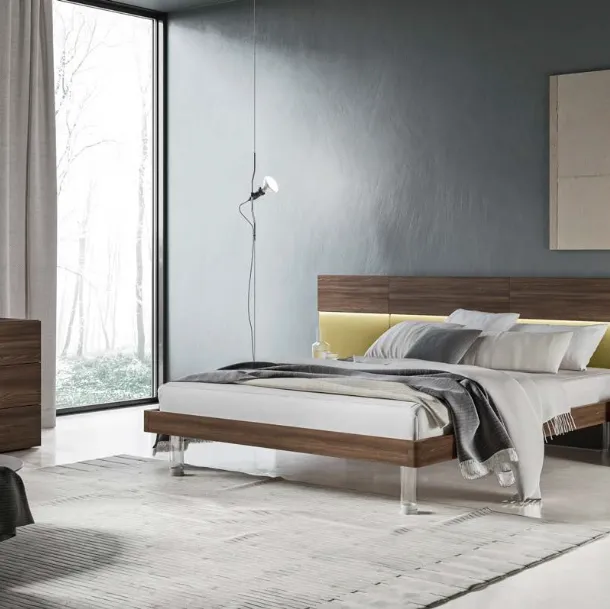 Letto finitura Forestal Dark con piedi in plexiglass e testiera rivestita in tessuto GL05 Turca Puzzle di Marka Total Living