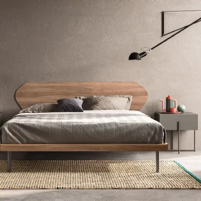Letto con testiera e giroletto in legno e piedini in metallo Swing di Mab