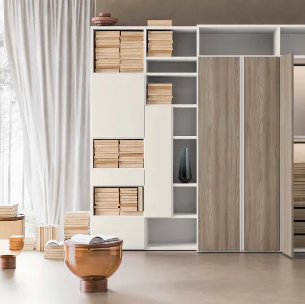 Libreria a muro Composizione M13 in finitura Perla e Forestal Brown di Marka Total Living