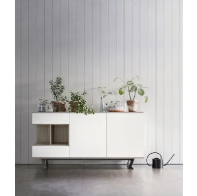 Madia M-23 in legno laccato e piedini in metallo di Marka Total Living