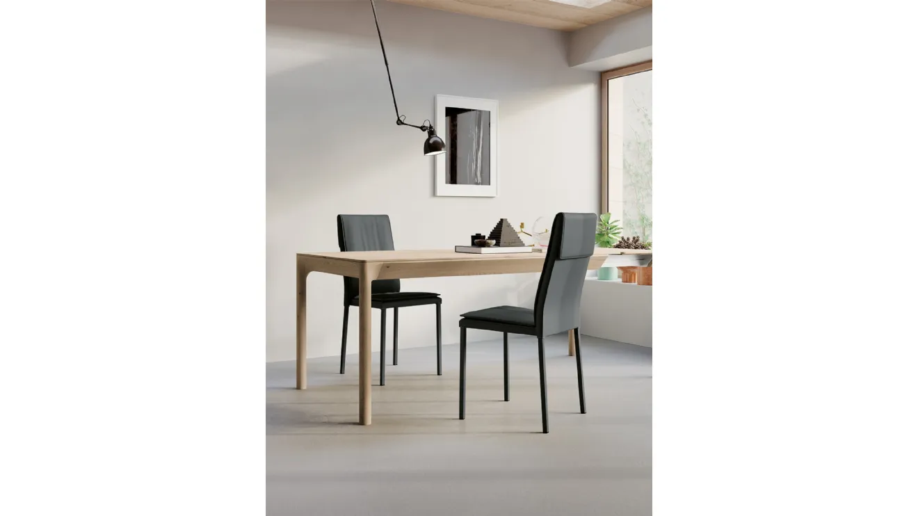 Sedia Sandy con struttura in metallo, imbottita e completamente rivestita in ecopelledi Arredo3