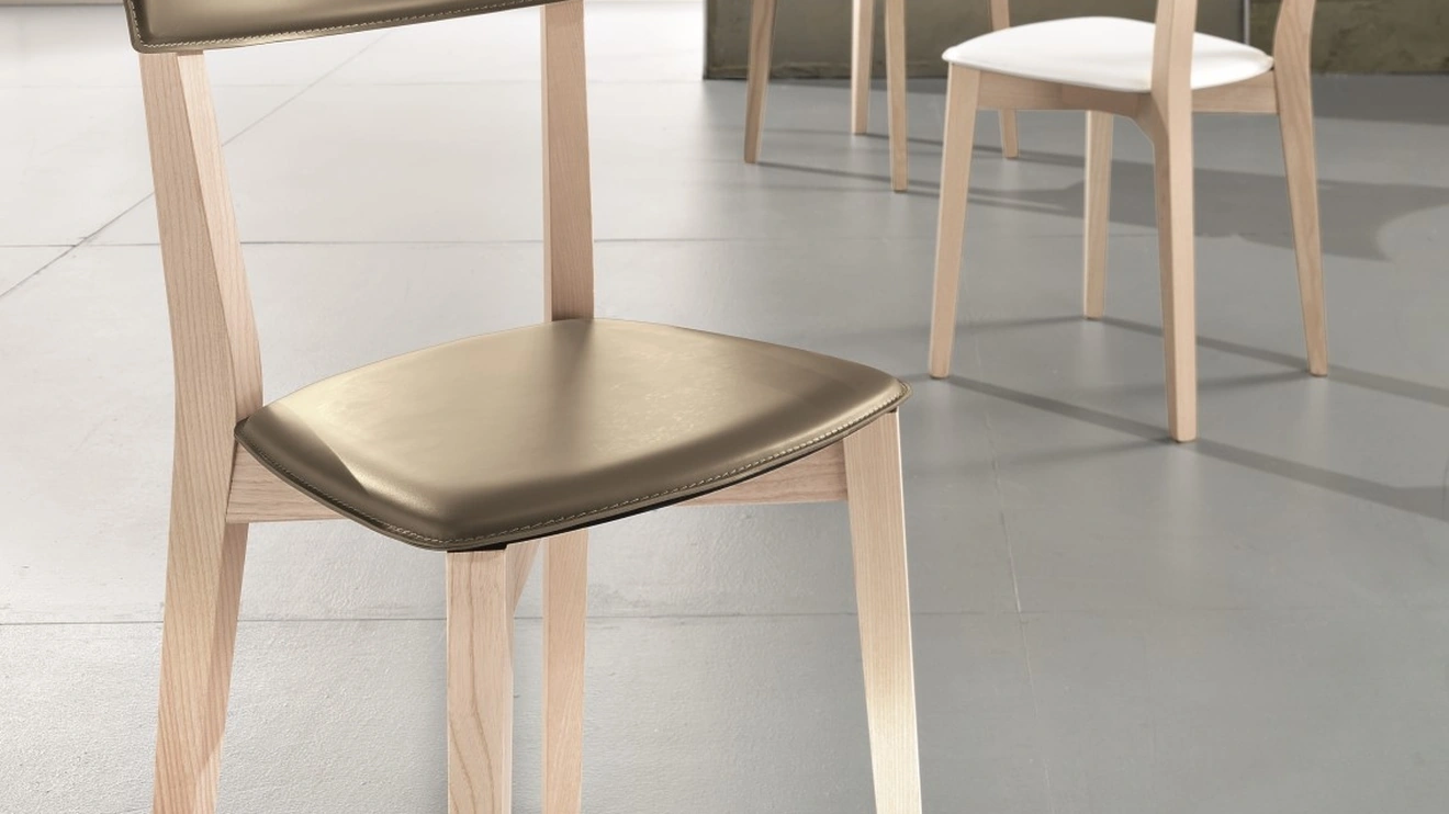 Sedia Ginger S132 in cuoio e legno di Friulsedie