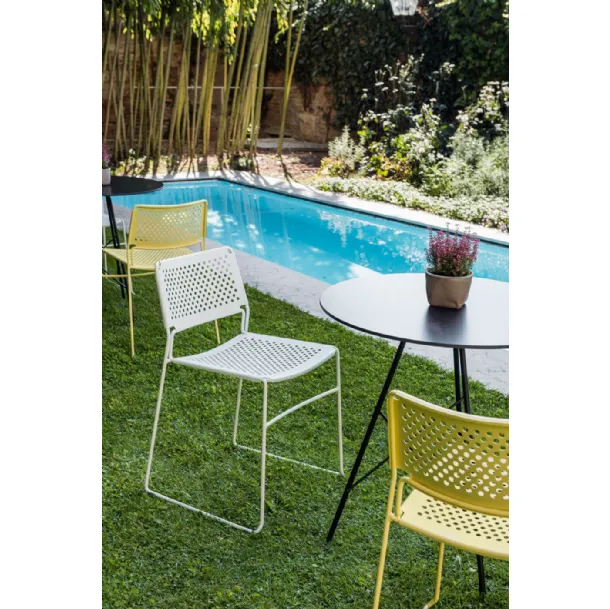 Sedia impilabile in acciaio con gambe a slitta Slim S M di Midj
