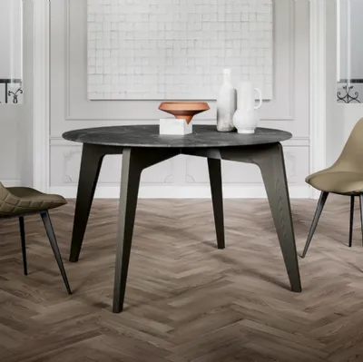 Tavolo rotondo Magic con top in laminato e gambe in massello di Frassino verniciato di Arredo3