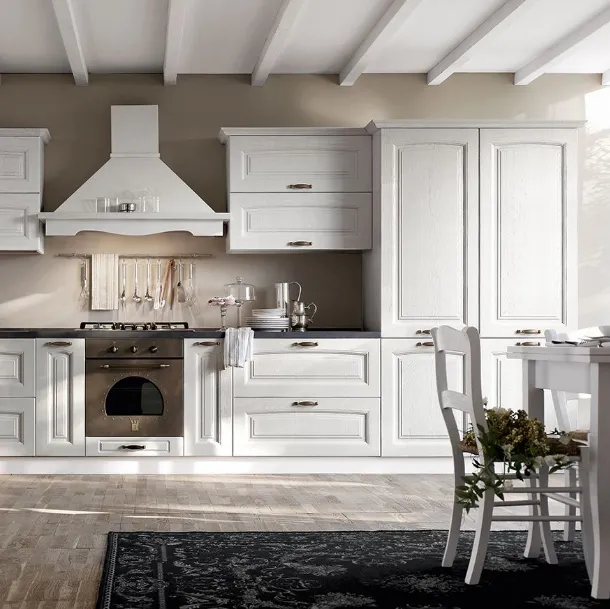Cucina Classica lineare Provenza in massello di frassino finitura decapè bianco di Forma la cucina