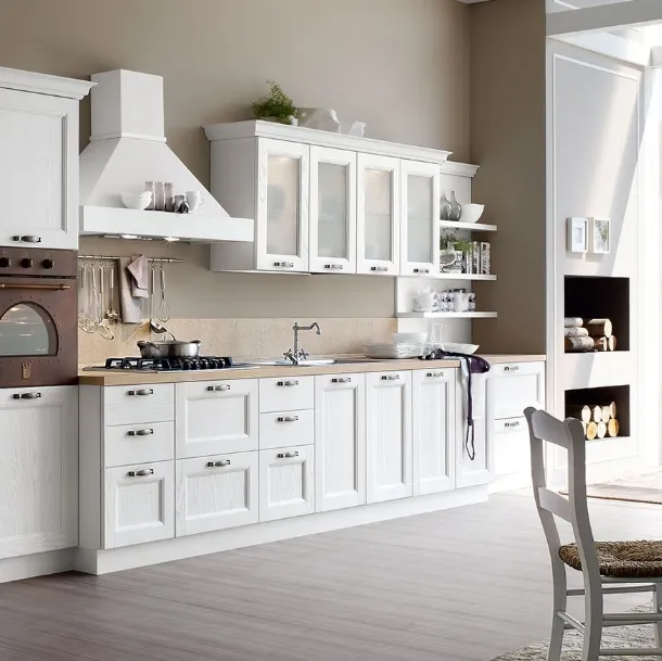 Cucina Classica Venezia in massello di frassino finitura decapè bianco di Forma la cucina