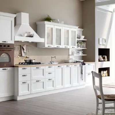 Cucina Classica Venezia in massello di frassino finitura decapè bianco di Forma la cucina