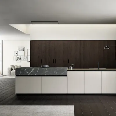 Cucina Moderna lineare Asia in laccato poro aperto Nebbia con colonne in Rovere ebano impiallacciato e top in HPL finitura Pietra Piasentina di Arredo3