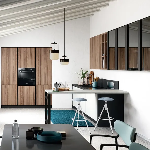 Cucina Moderna con penisola Colibrì Presa in finitura bianco luce e noce nordico di Forma la cucina
