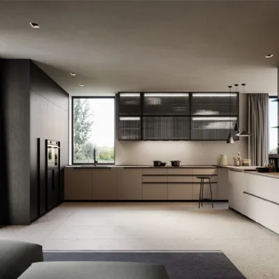 Cucina Moderna angolare Tratto 10 in Pet riciclato, boiserie in legno impiallacciato e pensili in vetro e alluminio di Arredo3