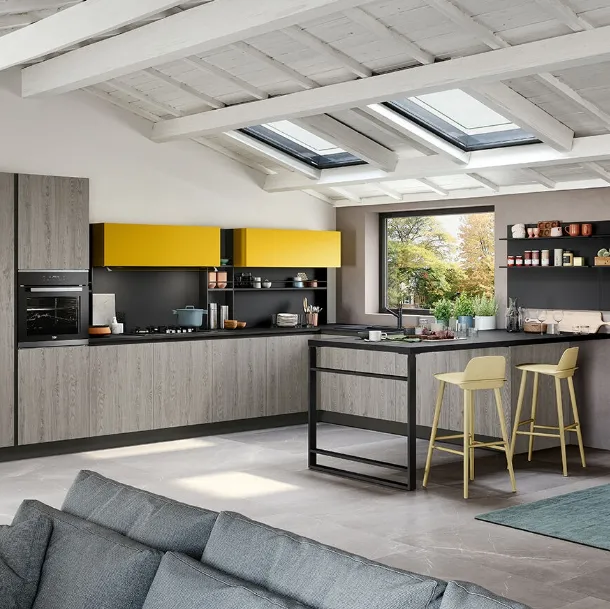 Cucina Moderna angolare con penisola Trend 30 in finitura rovere grey e laccato opaco zafferano di Forma la cucina