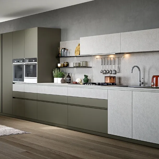 Cucina Moderna Trend lineare in laccato opaco muschio e finitura pietra piave di Forma la cucina